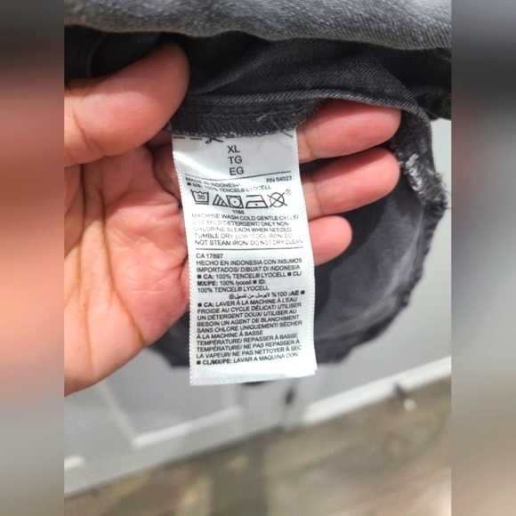 Old Navy Button Down Long Sleeve. Never been worn! SIZE XL - Picture 3 of 4